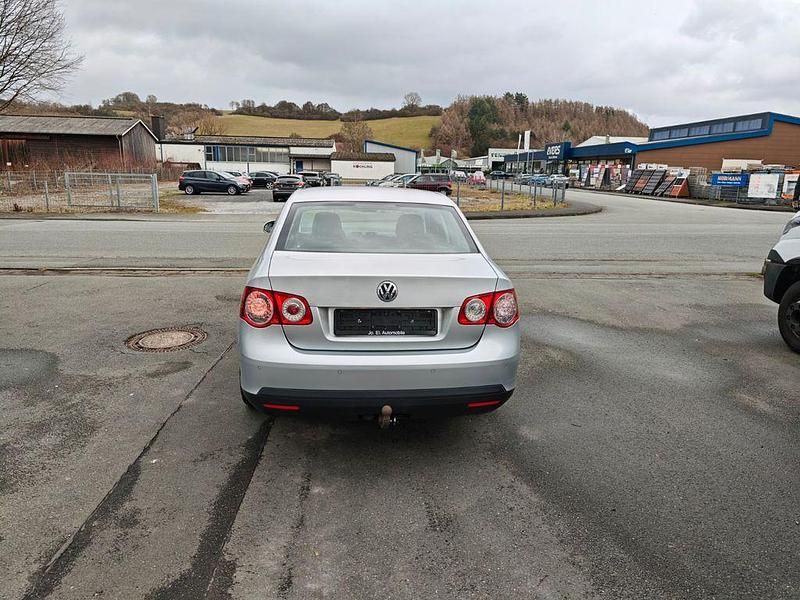 Gebraucht VW Jetta Freestyle 122 PS (89 kW) 2009 Silber Limousine