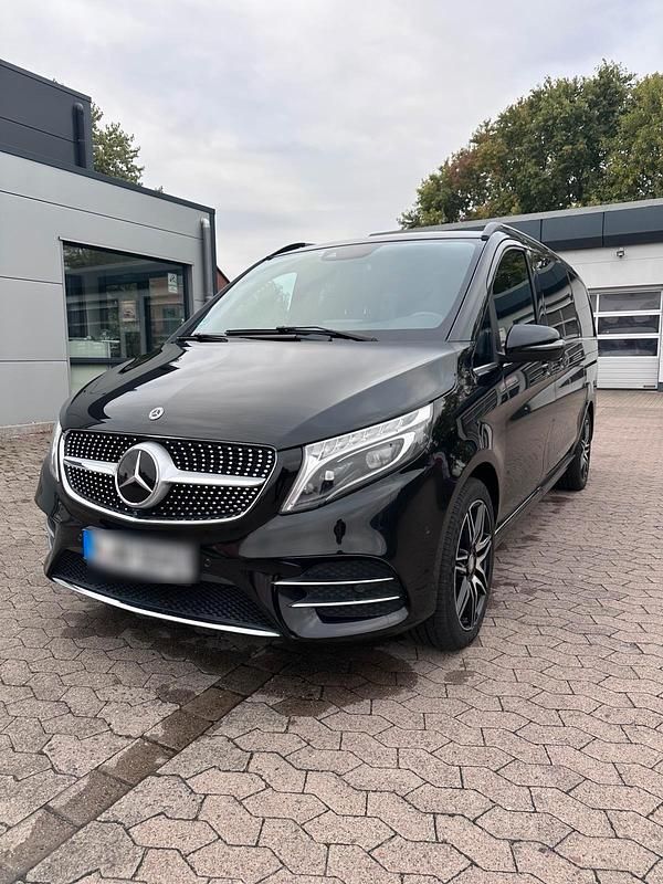 Schwarz Gebraucht 2017 Mercedes V250 Exclusive Van / Kleinbus | 50.000 € (Etwas zu teuer) - Bild 1/4