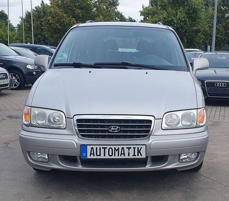 Silber Gebraucht 2003 Hyundai Trajet GLS Van / Kleinbus | 3.990 € - Bild 1/4