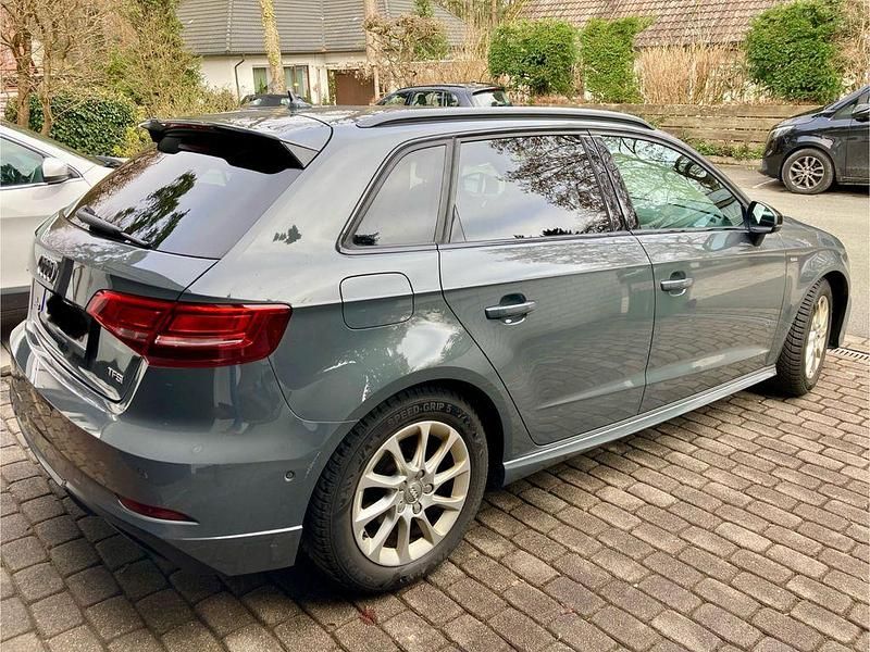 Gebraucht Audi A3 Sport 116 PS (85 kW) 2017 Grau Limousine