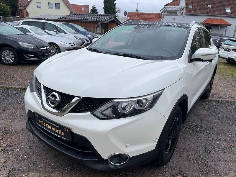 Weiß Gebraucht 2015 Nissan Qashqai Visia SUV | 9.299 € (Fairer Preis) - Bild 1/4