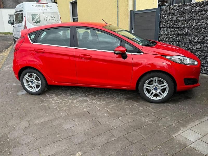 Gebraucht Ford Fiesta Titanium 80 PS (58 kW) 2014 Rot Kleinwagen