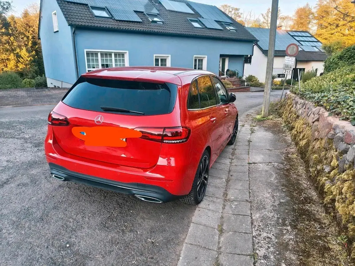 Gebraucht Mercedes B200 150 PS (110 kW) 2019 Rot Van / Kleinbus