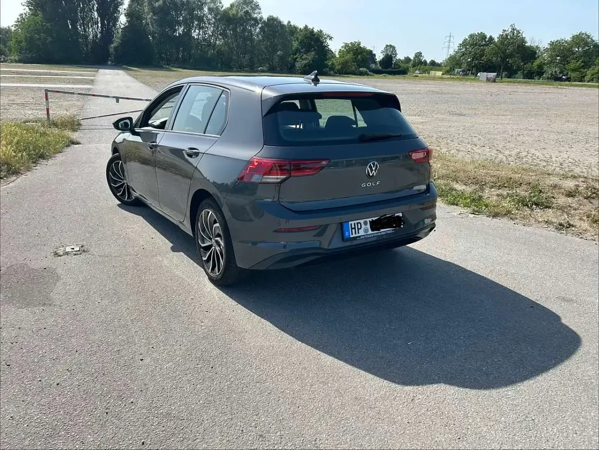 Używany VW Golf VIII Active 110 KM (80 kW) 2021 Szary Sedan/Limuzyna