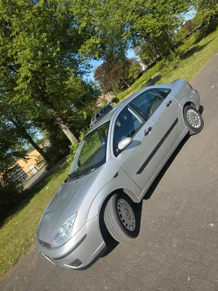 Second-hand Ford Focus 100 CP (73 kW) 2004 Argintiu Berlinǎ