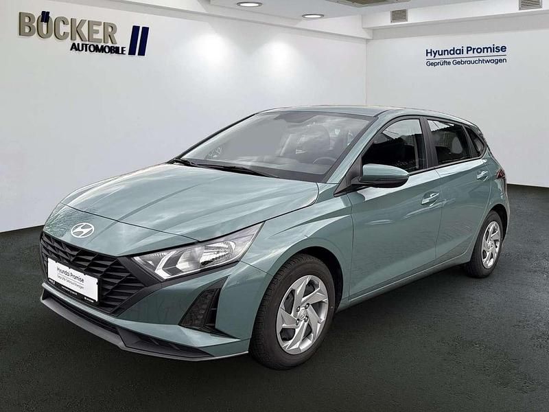 Gebraucht Hyundai i20 Select 79 PS (58 kW) 2025 Mangrove green Kleinwagen