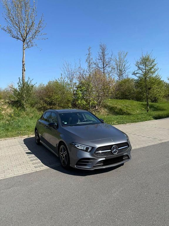 Grau Gebraucht 2020 Mercedes A180 AMG line Limousine | 24.999 € (Guter Preis) - Bild 1/4