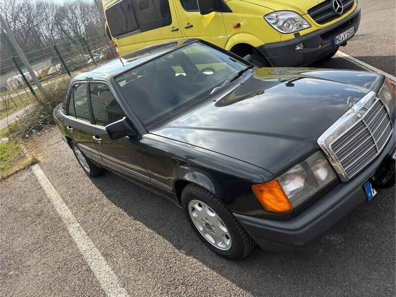 Schwarz Gebraucht 1989 Mercedes E230 Limousine | 8.500 € - Bild 1/4