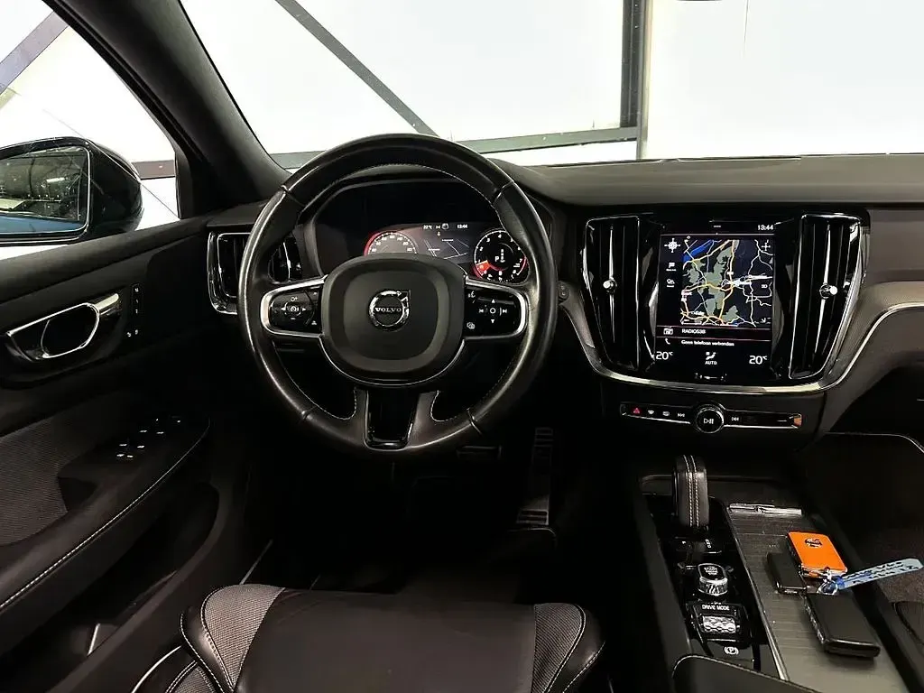 Gebraucht Volvo V60 R-Design 163 PS (119 kW) 2020 Blau Kombi