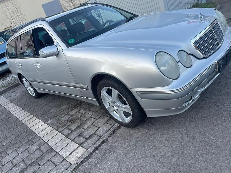 Gebraucht Mercedes E220 Elegance 143 PS (105 kW) 2001 Silber Kombi