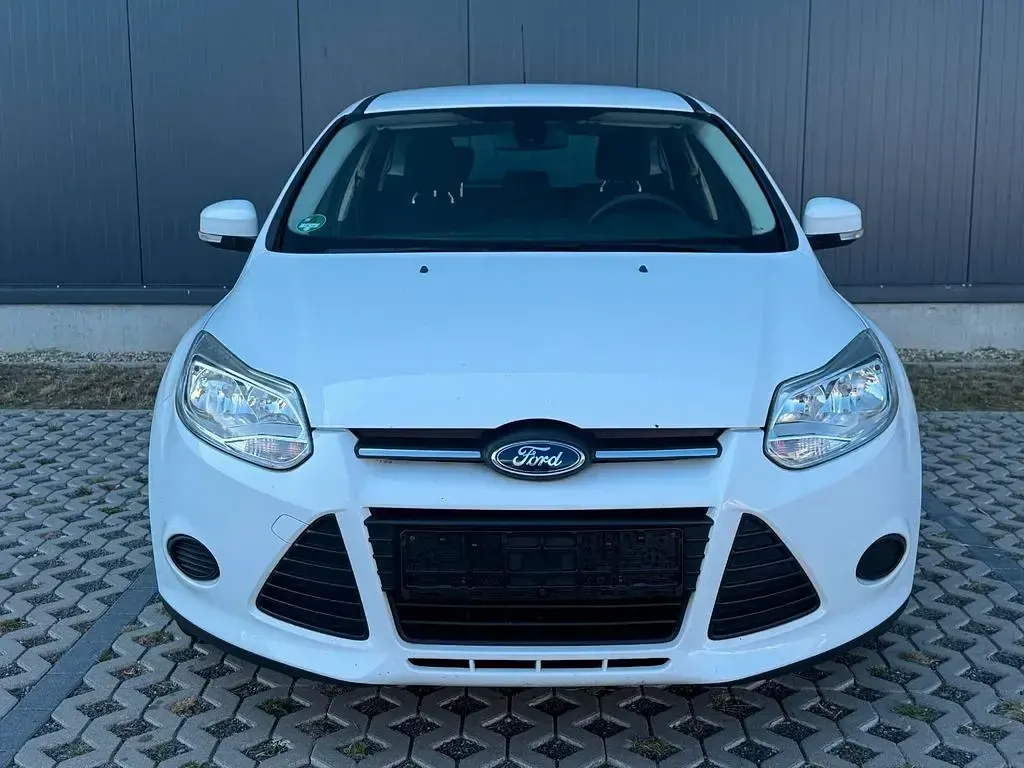 Gebraucht Ford Focus Trend 95 PS (69 kW) 2014 Weiß Limousine