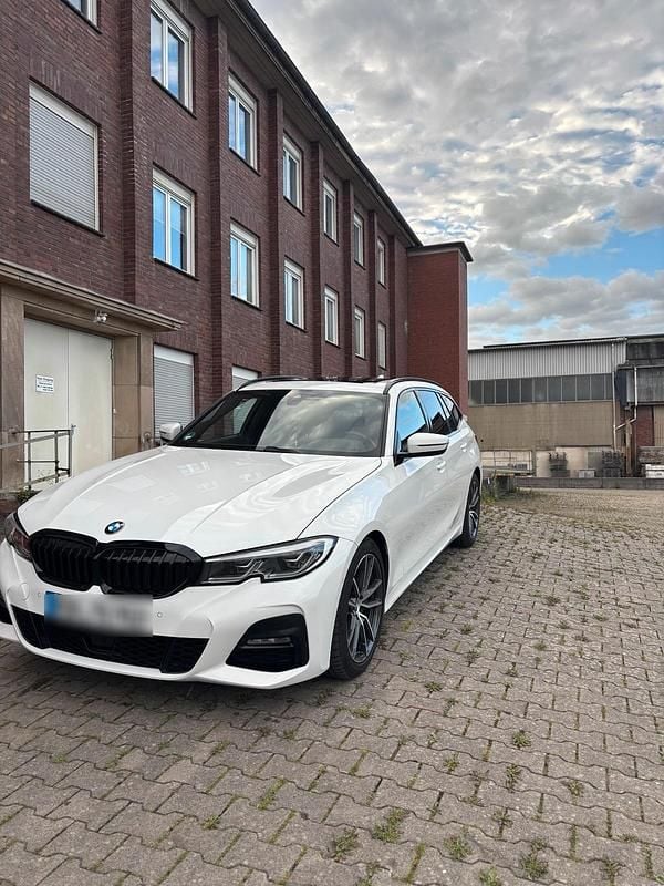 Weiß Gebraucht 2021 BMW 320 M Sport Kombi | 28.900 € (Superpreis) - Bild 1/4