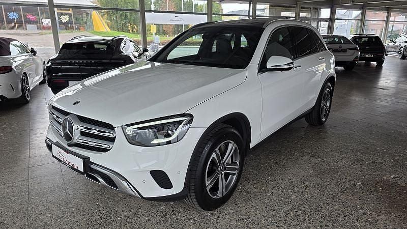 Polarweiß Gebraucht 2020 Mercedes GLC200 SUV | 29.900 € (Guter Preis) - Bild 1/4
