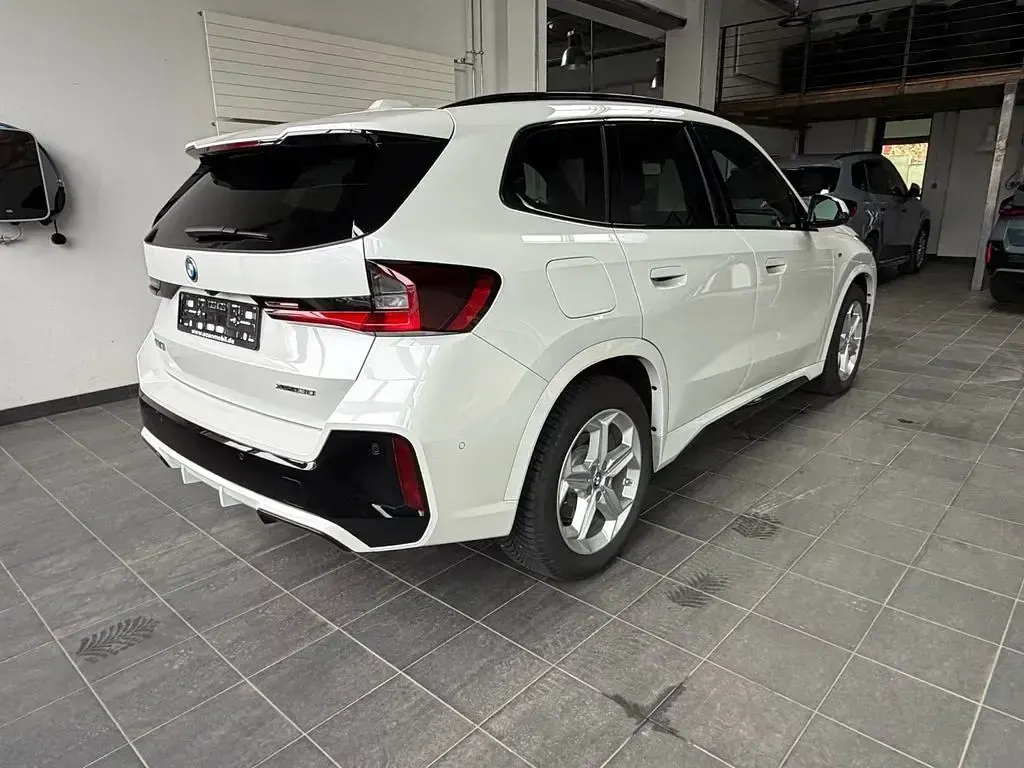 Gebraucht BMW iX1 M Sport 230 kW (313 PS) 2024 Mineralweiss metallic SUV
