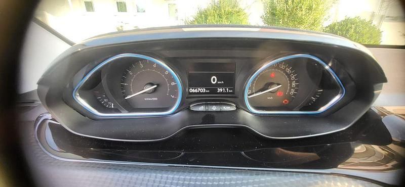 Gebraucht 2018 Peugeot 2008 Allure SUV | 13.000 € (Teuer) - Bild 1/4