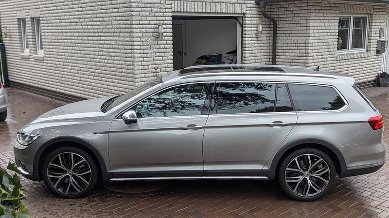 Silber Gebraucht 2015 VW Passat Alltrack Kombi | 19.600 € (Fairer Preis) - Bild 1/4