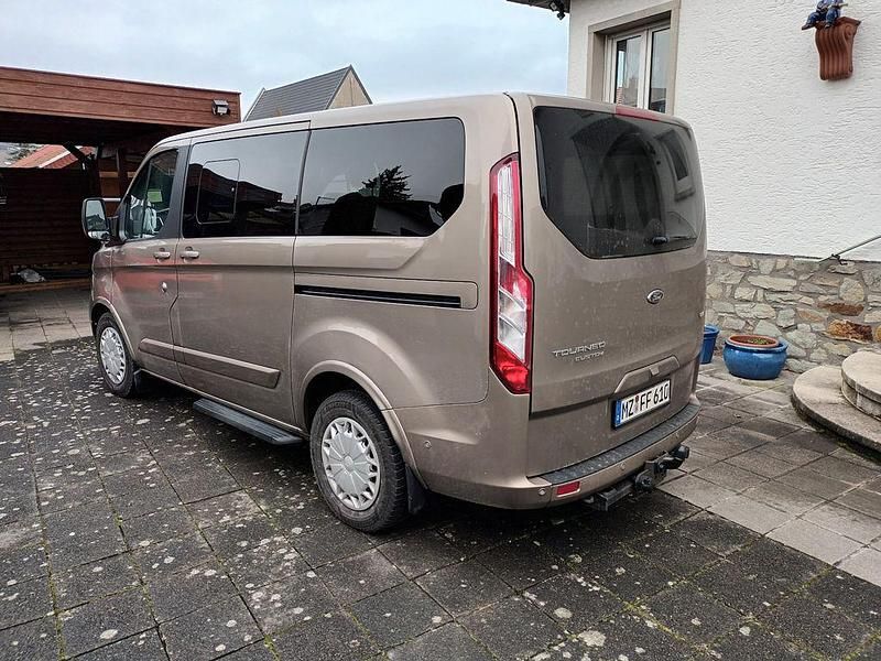 Gebraucht Ford Tourneo Titanium 150 PS (110 kW) 2023 Silber Van / Kleinbus