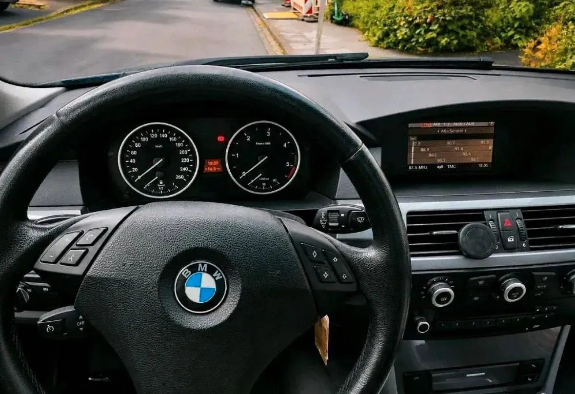 Gebraucht BMW 520 177 PS (130 kW) 2007 Grau Kombi