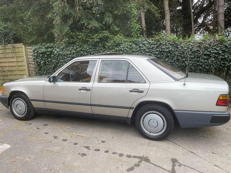 Gebraucht Mercedes 200 72 PS (52 kW) 1988 Gold Limousine