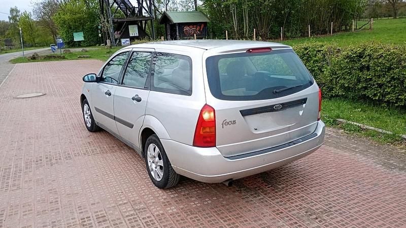 Second-hand Ford Focus 75 CP (55 kW) 1998 Argintiu Berlinǎ