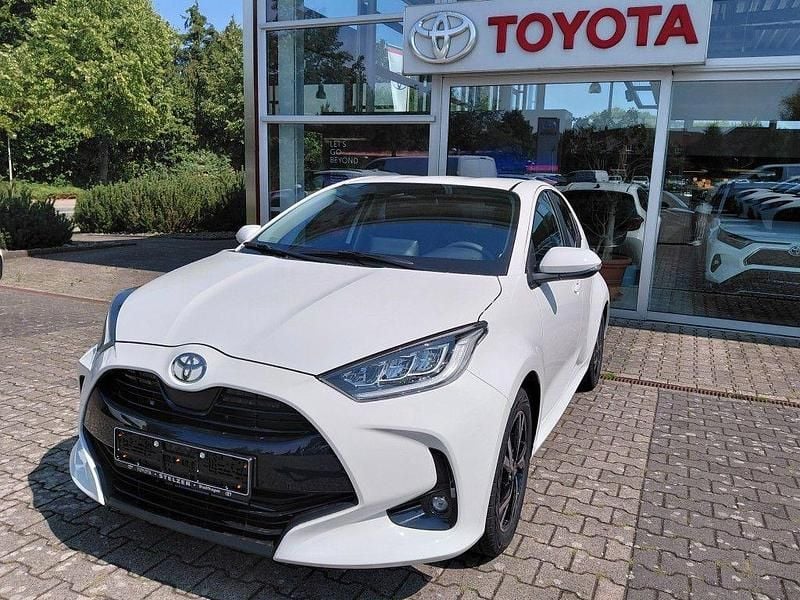 Weiß Neu 2025 Toyota Yaris Hybrid Limousine | 26.800 € (Fairer Preis) - Bild 1/4