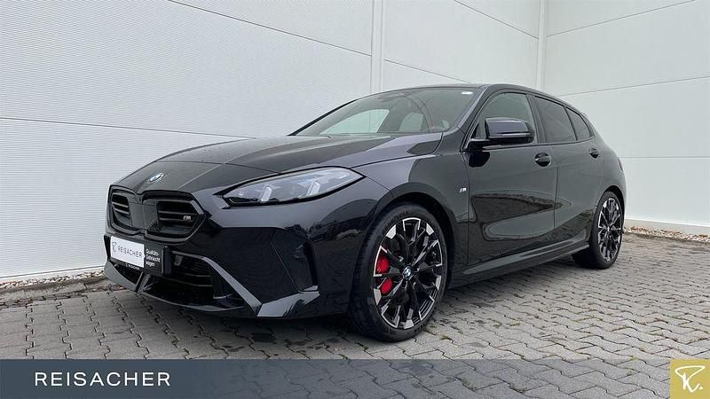 Saphirschwarz metallic Gebraucht 2024 BMW M135 Basis Kleinwagen | 42.349 € - Bild 1/4