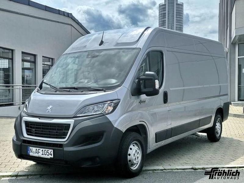 Grau Gebraucht 2024 Peugeot Boxer S Van | 31.849 € (Teuer) - Bild 1/4