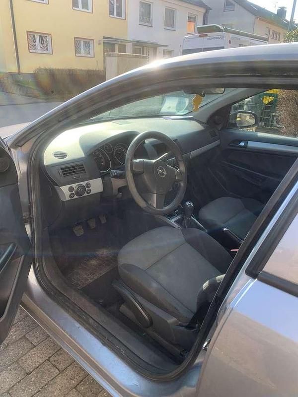 Gebraucht Opel Astra 105 PS (77 kW) 2006 Silber Limousine