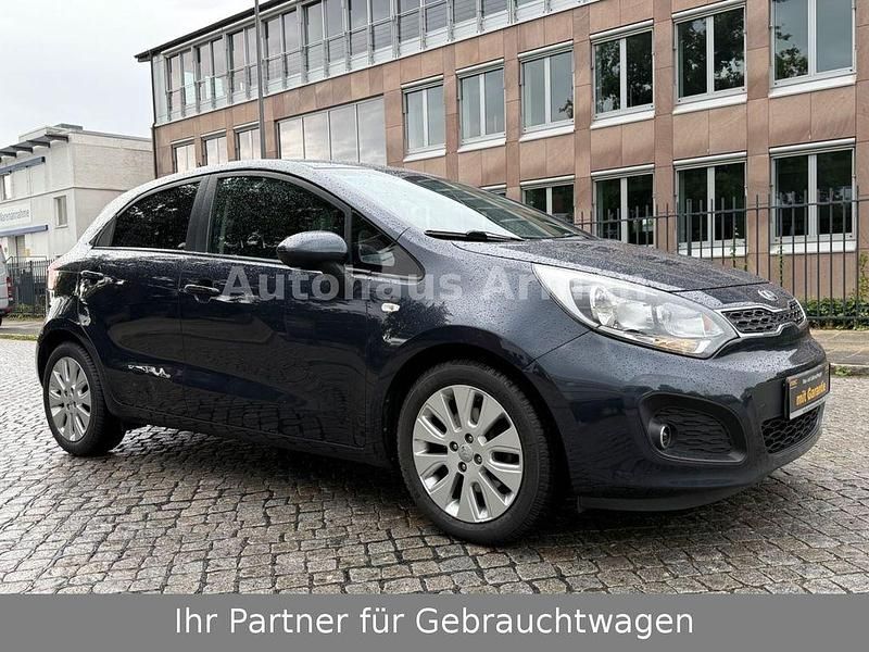 Blau Gebraucht 2014 Kia Rio FIFA World Cup Edition Limousine | 5.990 € (Fairer Preis) - Bild 1/4