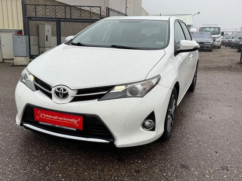 Weiß Gebraucht 2014 Toyota Auris Comfort Limousine | 6.799 € (Guter Preis) - Bild 1/4