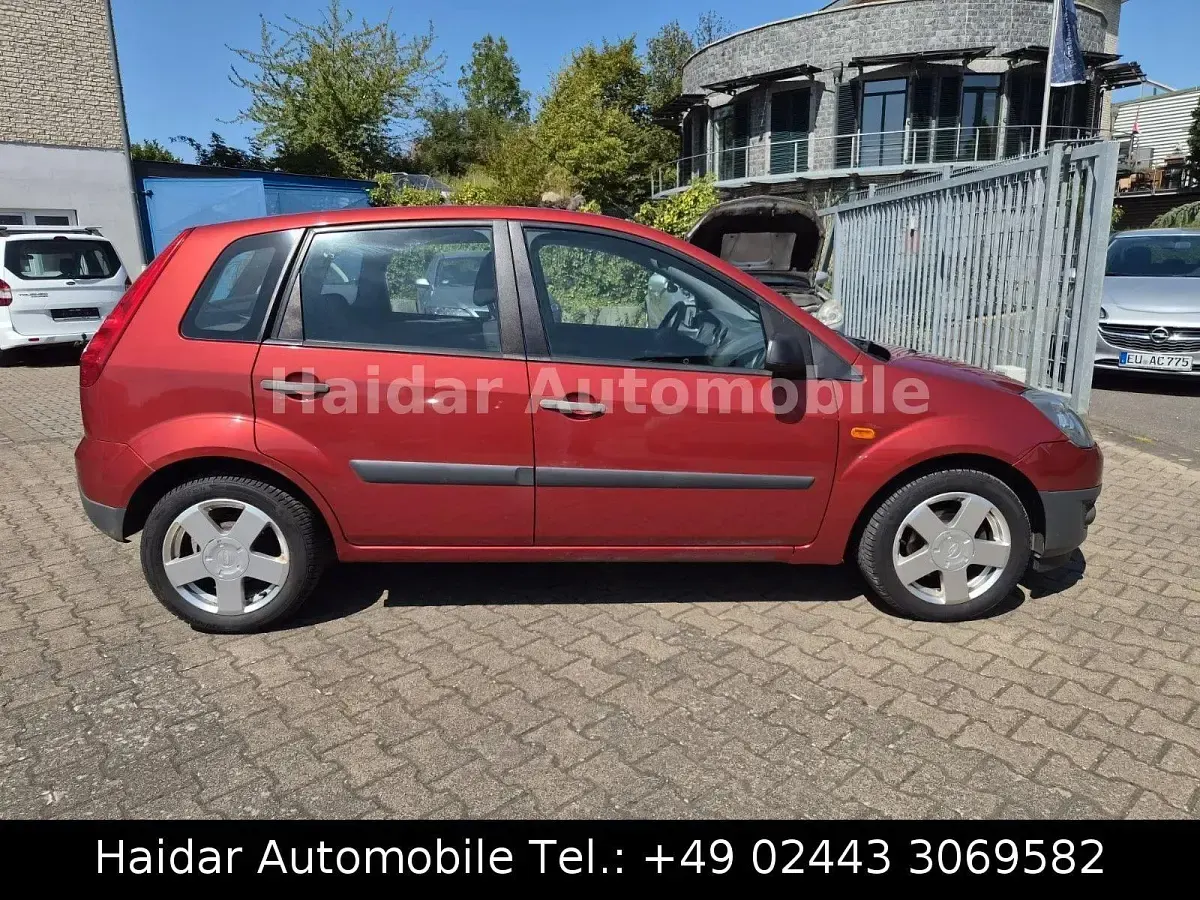 Gebraucht Ford Fiesta Ambiente 80 PS (58 kW) 2009 Rot Kleinwagen