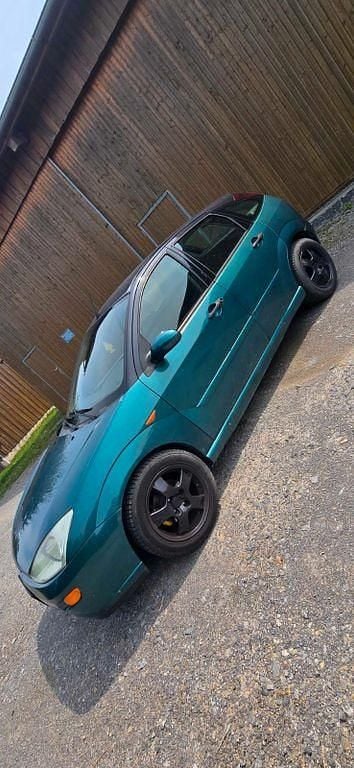 Grün Gebraucht 2001 Ford Focus Limousine | 650 € (Superpreis) - Bild 1/4