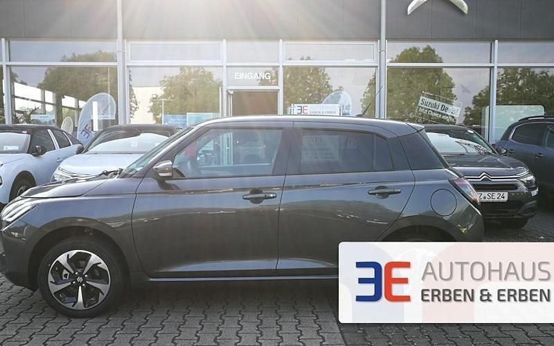 Grau Gebraucht 2024 Suzuki Swift Comfort Kleinwagen | 20.990 € (Etwas zu teuer) - Bild 1/2