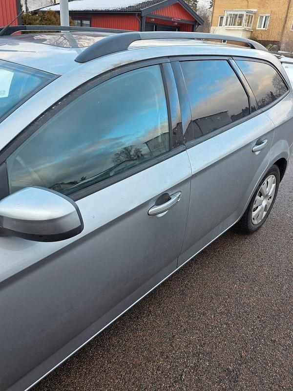 Gebraucht Ford Mondeo 140 PS (102 kW) 2008 Silber Kombi
