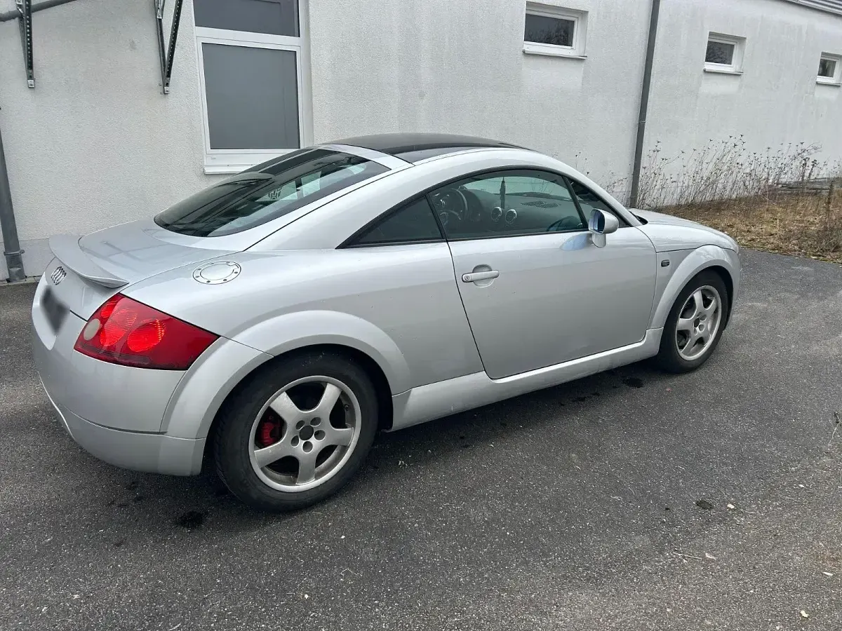 Używany Audi TT Basis 180 KM (132 kW) 1999 Srebrny Coupe