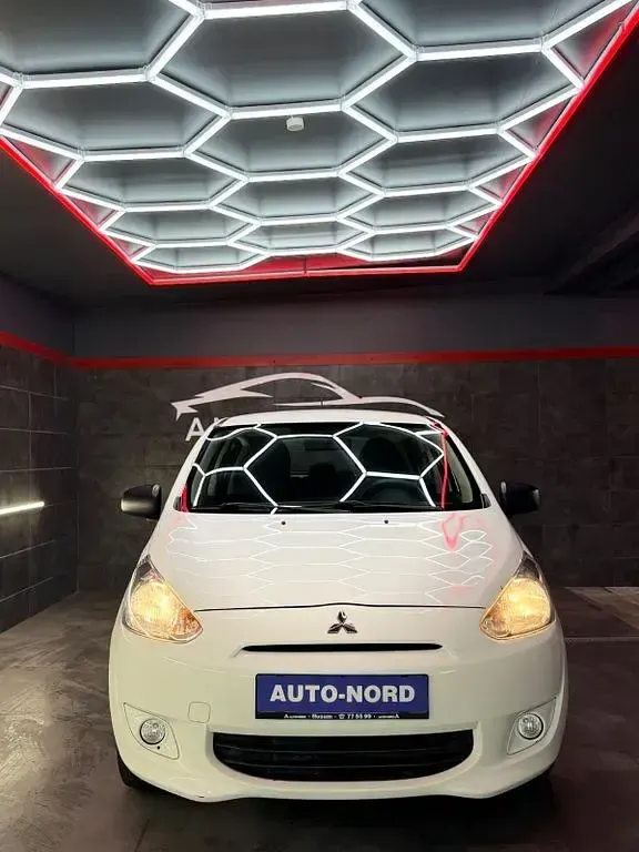 Gebraucht Mitsubishi Space Star Basis 71 PS (52 kW) 2015 Weiß Limousine