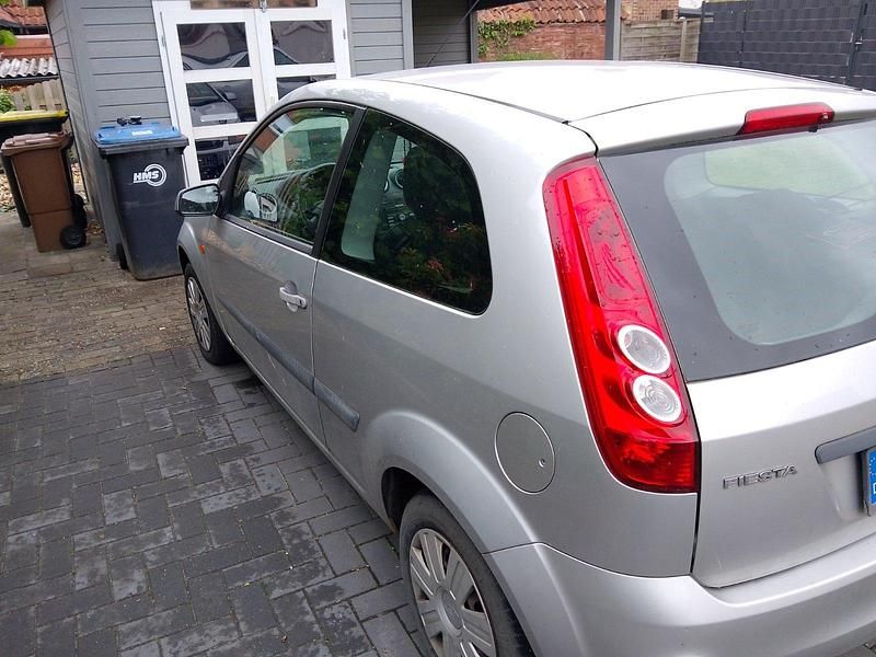 Grün Gebraucht 2009 Ford Fiesta Kleinwagen | 1.580 € (Superpreis) - Bild 1/4