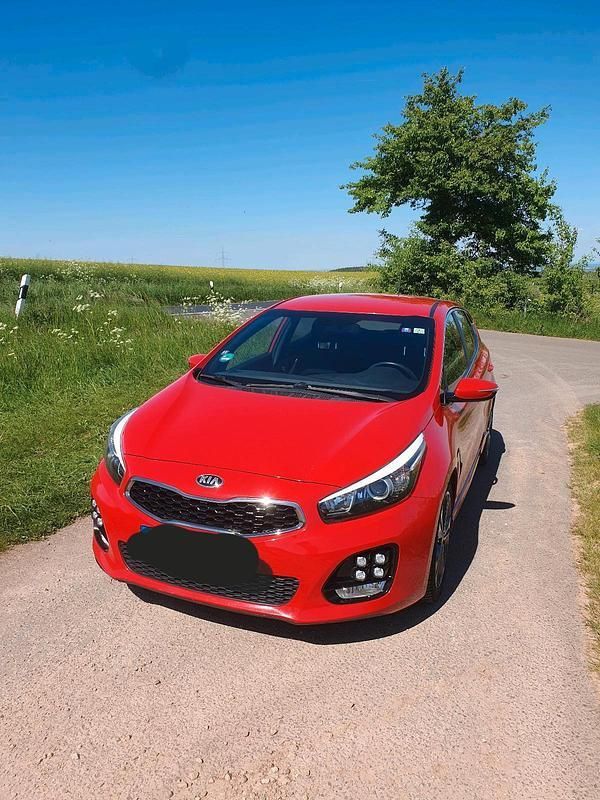 Rot Gebraucht 2016 Kia Ceed GT-Line Limousine | 8.500 € (Fairer Preis) - Bild 1/4