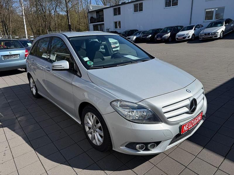 Gebraucht Mercedes B180 122 PS (89 kW) 2012 Silber Van / Kleinbus