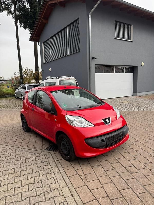 Rot Gebraucht 2007 Peugeot 107 Kleinwagen | 1.999 € (Etwas zu teuer) - Bild 1/4