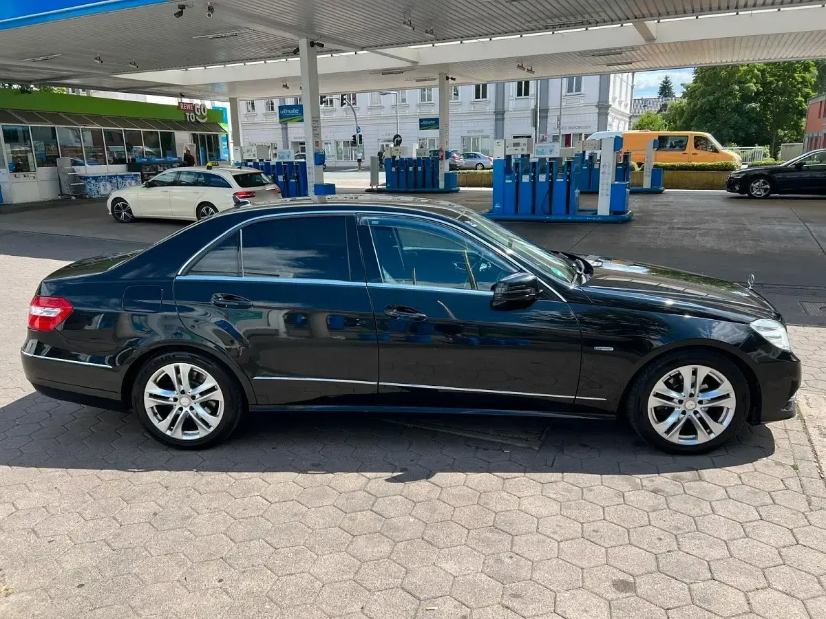 Gebraucht Mercedes E220 Avantgarde 170 PS (125 kW) 2011 Schwarz Limousine