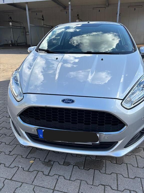 Gebraucht Ford Fiesta Celebration 80 PS (58 kW) 2016 Silber Kleinwagen