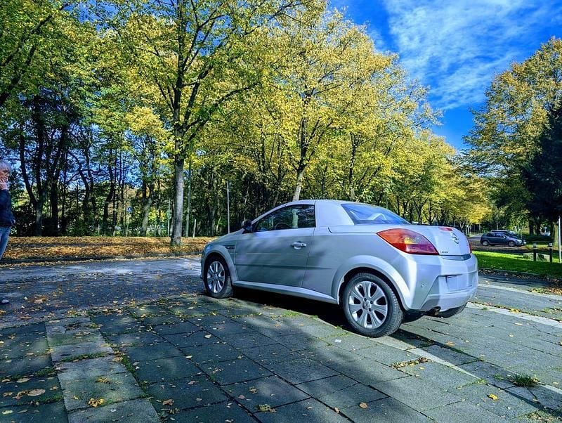 Gebraucht Opel Tigra 90 PS (66 kW) 2008 Silber Cabrio
