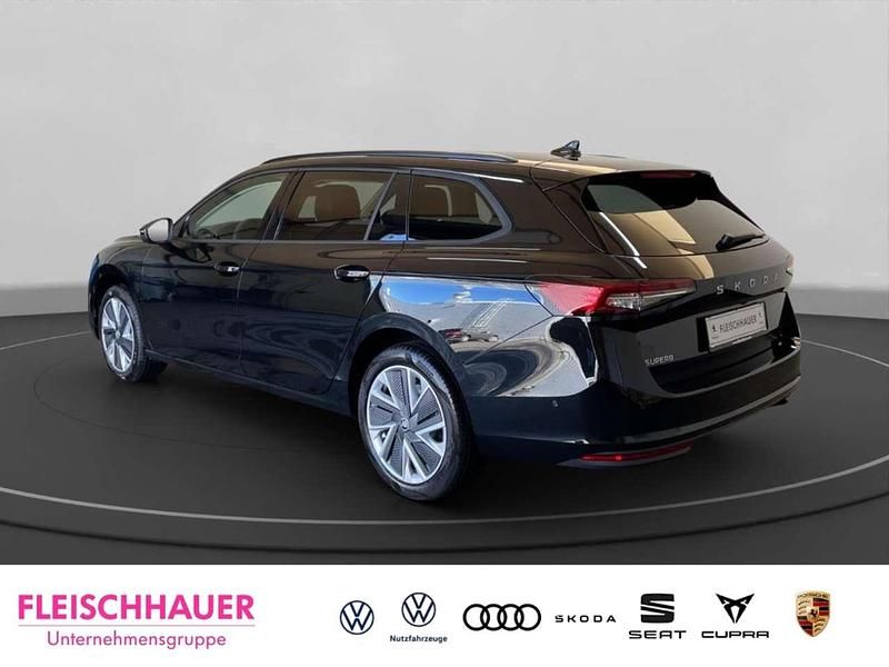 Neu Skoda Superb Selection 150 PS (110 kW) 2026 Ebony schwarz metallic Kombi