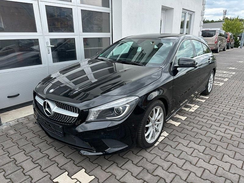 Nachtschwarz Gebraucht 2015 Mercedes CLA180 Shooting Brake Urban Kombi | 17.490 € (Fairer Preis) - Bild 1/4