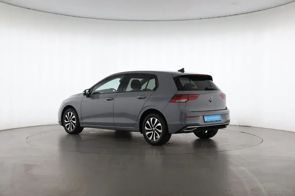 Gebraucht VW Golf VIII Active 110 PS (80 kW) 2021 Mondsteingrau Limousine