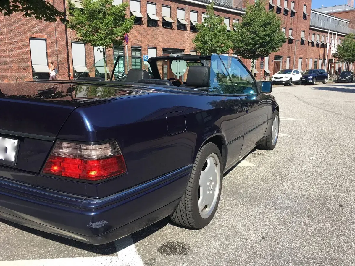 Second-hand Mercedes E200 Edition 136 CP (100 kW) 1997 Albastru Cabrio