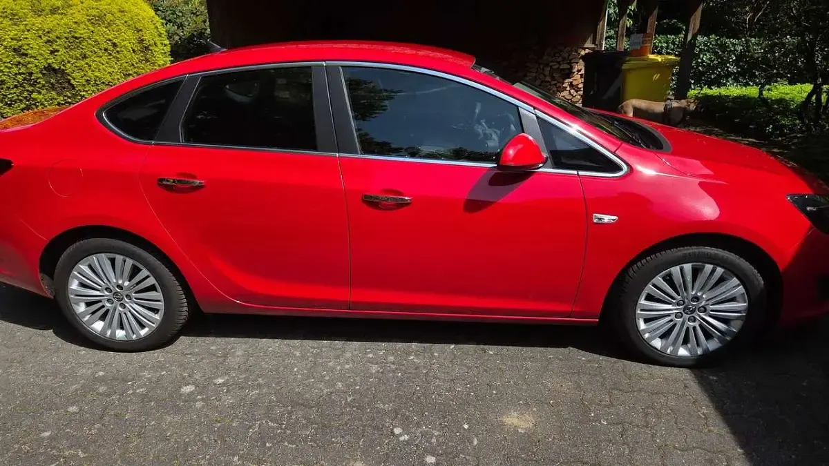 Gebraucht Opel Astra Sport 140 PS (102 kW) 2013 Rot Limousine