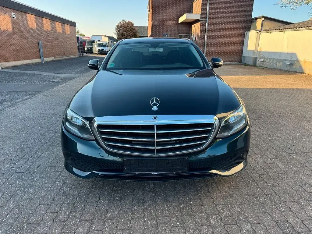 Gebraucht Mercedes E220 194 PS (142 kW) 2017 Grün Limousine