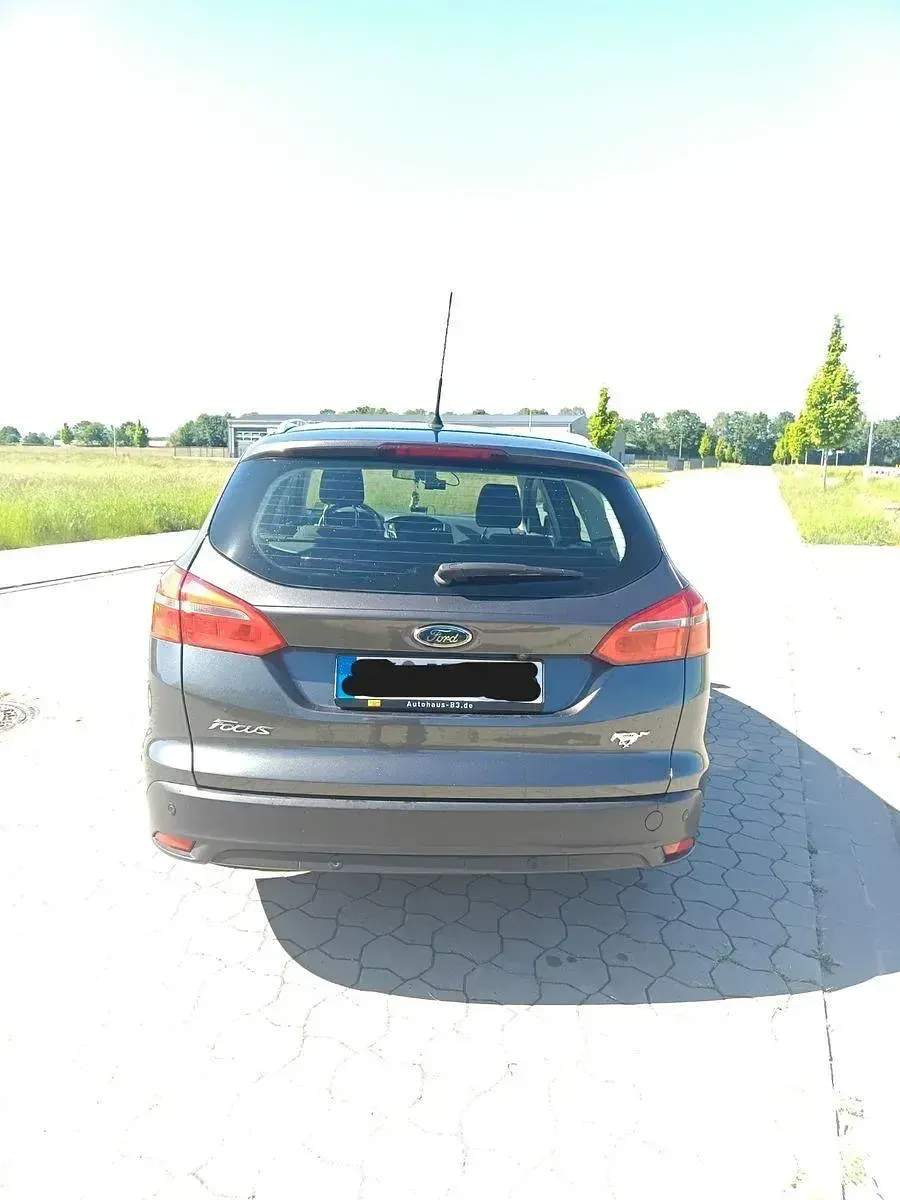 Gebraucht Ford Focus Titanium 120 PS (88 kW) 2015 Grau Kombi